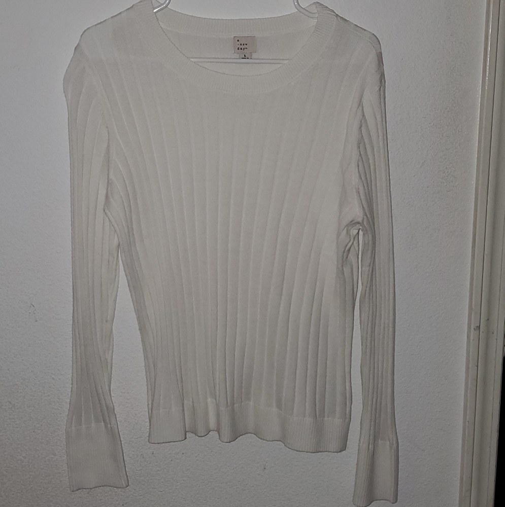White long sleeve knitted sweater